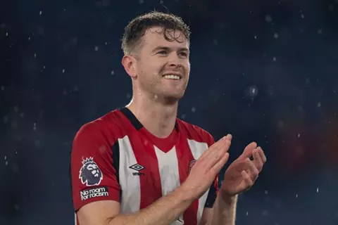 ذا صن: أرسنال يدرس ضم مدافع برينتفورد